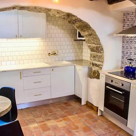 Authentic Luxury In Center Apartment